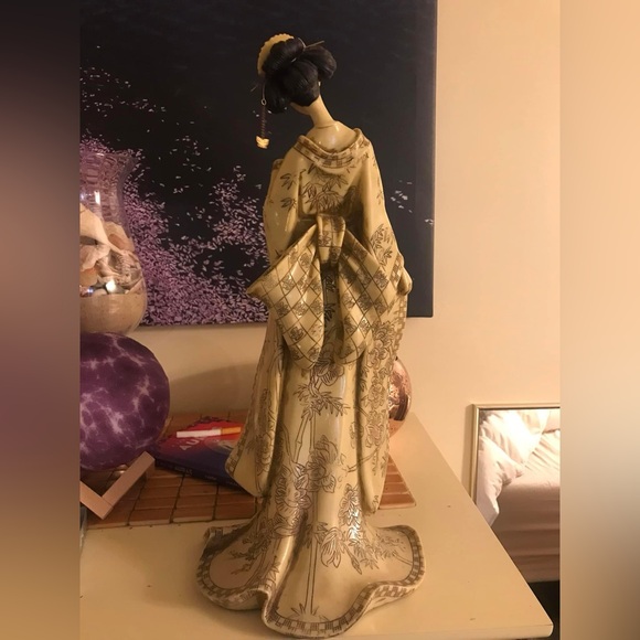 Touch of Class Miyoko Geisha Resin Statue - Picture 2 of 7